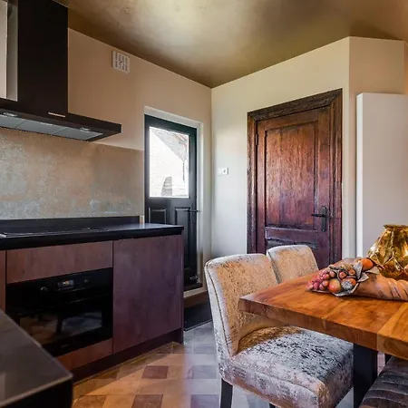 Appartement Poortgebouw Kasteel Borgharen - *